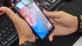 Terlihat seorang mengabadikan momen ketika mendapatkan video call penipuan dengan menampilkan muka salah satu artis ternama yaitu Baim Wong. Hal tersebut menjadi viral di media sosial.