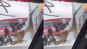 Jakarta - Beredar video memperlihatkan kecelakaan mengerikan bus menghantam truk di jalur tol Lawang arah menuju Malang. Gal tersebut menjadi viral media sosial.