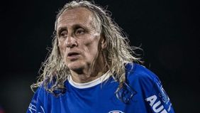 Pemain veteran asal Uruguay, Robert Carmona menjadi pesepakbola profesional tertua di dunia. Hal tersebut menjadi viral di media sosial.