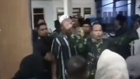 Beredar video memperlihatkan Balai Desa Rebalas didemo setelah salah satu warga yang bernama Kosim memviralkan jalan rusak.