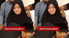 Terlihat momen seorang istri menangis saat menjadi saksi saat suaminya melamar adiknya sendiri. Hal tersebut menjadi viral di media sosial.