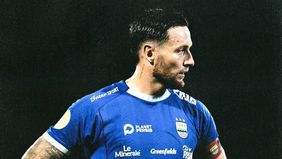 Gelandang Persib Bandung, Marc Klok mengungkapkan bahwa Shin Tae-yong merupakan pelatih yang tidak terima masukan.