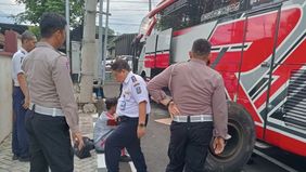 Komite Nasional Keselamatan Transportasi (KNKT) dan Dinas Perhubungan (Dishub) Kota Malang melakukan pengecekan sistem pengereman terhadap bangkai bus yang mengalami kecelakaan di Kota Batu beberapa waktu lalu.