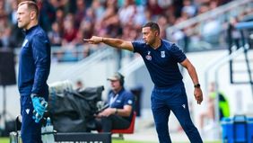 Asisten pelatih Timnas Indonesia, Denny Landzaat menyaksikan pertandingan Liga 1 yang mempertemukan PSIS Semarang vs Dewa United di Stadion Jatidiri pada Senin malam kemarin, 3 Februari 2025.