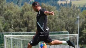 Mantan asisten pelatih Timnas Indonesia, Denny Landzaat resmi bergabung dengan Ajax Amsterdam. Hal tersebut disampaikan melalui situs klub.