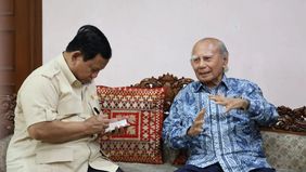 Presiden Prabowo Subianto terlihat sangat serius mencatat pesan-pesan yang disampaikan Emil Salim mantan Menteri Pembangunan dan Pengelolaa Lingkungan Hidup saat berkunjung ke kediamannya.