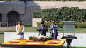 Presiden RI Prabowo Subianto memberikan penghormatan kepada Bapak Bangsa India Mahatma Gandhi di makam Rajghat Memorial, New Delhi.