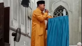 Beredar video memperlihatkan seorang Qari bernama Tengku Hasbi Ahmad meninggalkan dunia saat lantunkan ayat suci Al Quran dalam acara Isra Miraj di Aceh. Hal tersebut menjadi viral di media sosial.