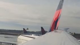 Beredar video memperlihatkan sayap pesawat Japan Airline menyenggol buntut Delta Airline di Badara Seattle-Tacoma. Hal tersebut menjadi viral di media sosial.