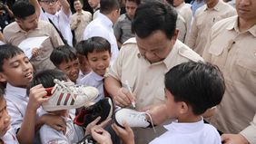 Presiden RI Prabowo Subianto melaksanakan inspeksi mendadak (sidak) program Makan Bergizi Gratis (MBG) di di SDN 1 dan SDN 2 Kedung Jaya 2, Bogor, Jawa Barat, Senin (10/2/2025).