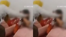 Beredar video memperlihatkan seroang istri tengah melabrakan suaminya yang diduga tengah berselingkuh dengan wanita lain di dalam kos-kosan. Hal tersebut menjadi viral di media sosial.