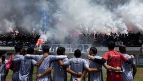 Ribuan bobotoh memadati tempat latihan Persib Bandung di Stadion Gelora Bandung Lautan Api (GBLA) jelang menghadapi Persija Jakarta pada Minggu mendatang, 16 Februari 2025 di Stadion Patriot.