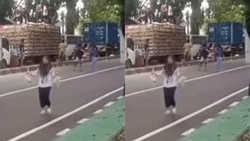 Beredar video memperlihatkan aksi terpuji seorang sopir truk yang tengah membagikan ayam hidup ke warga gegara kejebak macet selama 13 jam Jalan Poros Maros-Makassar. Hal tersebut menjadi viral.