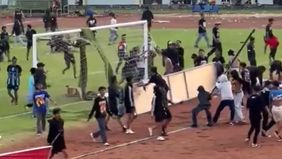 Duel Persela Lamongan vs Persijap Jepara dalam lanjutan Grup B babak 8 besar Liga 2 di Stadion Bumi Wali Tuban pada Selasa, 18 Februari 2025 harus berakhir ricuh.