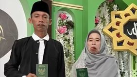 Terlihat nenek berusia 63 tahun tampak bahagia setelah resmi menikah dengan berondong berusia 39 tahun. Hal tersebut menjadi viral di media sosial.