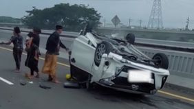 Beredar video memperlihatkan mobil Cayla terbalik di Tol MBZ KM 38 Jakarta arah Bandung. Hal tersebut menjadi viral di media sosial.