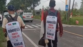 Beredar video memperlihatkan sejumlah warga Indonesia yang nekat pergi ke Mekkah dengan jalan kaki. Hal ini menjadi viral di media sosial.