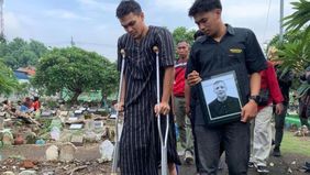 Ratusan pendukung dan mantan pemain Persebaya Surabaya mengiringi pemakaman Bejo Sugiantoro di Tempat Pemakaman Umum Geluran, Sidoarjo, Jawa Timur.