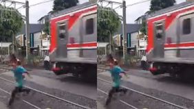 Seorang anak hampir tertabrak kereta api di Perlintasan Gang Sentiong, Jakarta Pusat. Hal tersebut menjadi viral di media sosial.