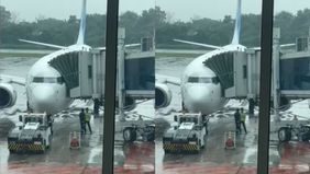 Beredar video memperlihatkan penumpang pesawat Garuda Indonesia tujuan Pekanbaru-Jakarta harus diturunkan semua. Hal ini dikarenakan ada kerusakan di bagian kaca penumpang.