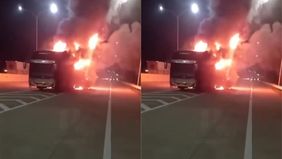 Beredar video memperlihatkan sebuah bus terbakar hebat di tengah jalan Tol Batang-Semarang. Hal tersebut menjadi viral di media sosial.