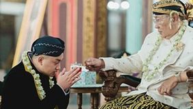 Putra Mahkota Keraton Solo, Gusti Raden Mas Suryo Mustiko atau KGPAA Hamangkunegoro tengah menjadi perbincangan setelah mengunggah status di Instagram story dengan menulis 'Nyesel Gabung Republik'.