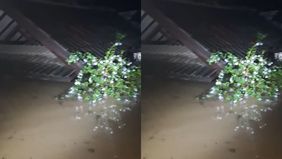 Banjir melanda Villa Nusa Indah yang mencapai hampir tiga meter berada di kawasan Kecamatan Gunung Putri, Kabupaten Bogor, Jawa Barat.