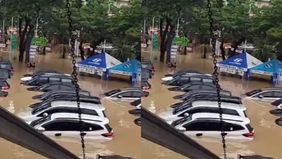 Puluhan ruko dan mobil terendam banjir di Kawasan Grand Galaxy City, Bekasi pada Selasa pagi, 4 Maret 2024.