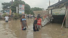 Walikota Bekasi, Tri Adhianto mengungkapkan bahwa sebagian wilayah di Kota Bekasi lumpuh akibat banjir. Ia mengatakan setidaknya ada delapan kecamatan yang terdampak, Selasa 4 Februari 2025.