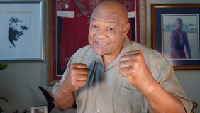 Kabar duka datang dari olahraga tinju asal Amerika Serikat, George Foreman meninggal dunia di usia ke 76 tahun pada Jumat kemarin, 21 Maret 2025.