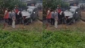 Beredar video memperlihatkan sebuah mobil yang ditumpangi pasangan suami istri (Pasutri) tertabrak kereta api di Cilegon. Hal tersebut menjadi viral di media sosial.