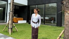 Artis ternama asal Indonesia, Jennifer Coppen membagikan potret ketika dirinya mengadakan syukuran rumah barunya hasil kerja keras selama 2 tahun.