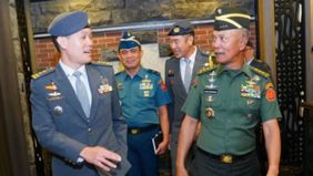 Kepala Staf Umum (Kasum TNI), Letjen Richard Tampubolon menerima kunjungan dari Staf Digital Intelijen Militer Singapura Mayor Jenderal Lee Yi Jin di Mabes TNI, Cilangkap, Jakarta Timur, Rabu 30 April 2025.