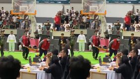 Atlet muda Pencak Silat mengalami kejang saat terkena teknik bantingan dalam kejuaran di Jawa Timur. Hal tersebut menjadi viral di media sosial.