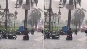 Beredar video memperlihatkan kondisi banjir di depan Mall Senayan City setelah sebagian wilayah Jakarta diterpa hujan deras.