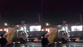 Beredar video memperlihatkan sebuah mobil box pengangkut bahan pizza tertabrak KRL di Bojong Gede pada Selasa malam kemarin, 6 Mei 2025, sekitar pukul 21.45 WIB.