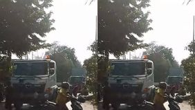 Seorang pengendara motor berjenis kelamin perempuan meninggal dunia usai mengalami kecelakaan dengan truk kontainer di Jalan Raya Cilincing.
