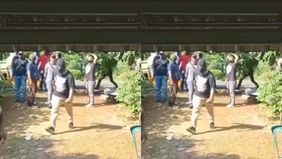 Beredar video memperlihatkan rumah memiliki seorang petani di Pundenrejo, Kecamatan Tayu, Kabupaten Pati dirusak massa bertopeng. Hal tersebut menjadi viral di media sosial.