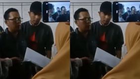 Seorang ayah tampak terlihat tegar ketika melihat jenazah istri dan anaknya yang menjadi korban kecelakaan bus ALS di Padang Panjang, Sumatera Barat.