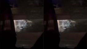 Bus yang membawa sejumlah pemain Persik Kediri dan stafnya dilempari batu oleh oknum suporter Arema FC di Stadion Kanjurungan, Malang pada Minggu malam kemarin, 11 Mei 2025.