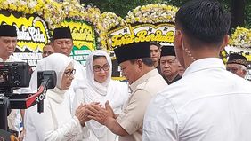 Presiden Prabowo Subianto melayat ke rumah duka almarhum Mayjen TNI (Purn) Eddie Marzuki Nalapraya di Padepokan Pencak Silat, Taman Mini Indonesia pada Selasa Sore tadi, 13 Mei 2025.