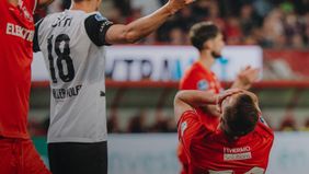 FC Twente harus puas menelan kekalahan atas tamunya Az Alkmaar dengan skor 2-3 dalam lanjutan Eredivisie di Stadion De Grolsch Veste pada Kamis dini hari tadi, 15 Mei 2025.