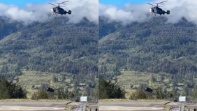 Beredar video memperlihatkan warga Papua membeli mobil diangkut menggunakan helikopter. Hal tersebut menjadi viral di media sosial.