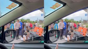 Beredar video memperlihatkan kecelakaan maut kereta api dengan sejumlah pengendara motor di Magetan, Jawa Timur pada Senin, 19 Mei 2025. Hal tersebut menjadi viral di media sosial.
