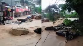 Beredar video memperlihat gudang Sumber Daya Air (SDA) DKI Jakarta jebol akibat hujan deras di Pasar Minggu, Jakarta Selatan pada Rabu, 21 Mei 2025.