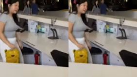 Beredar video memperlihatkan seorang pengunjung menggunakan mic resepsionis di Mall PIK Avenue yang membuat satpannya diduga kena Surat Peringatan (SP). Hal tersebut menjadi viral di media sosial.
