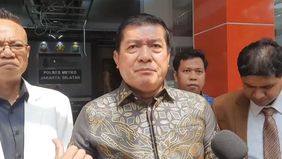 Relawan pendukung Jokowi dan Prabowo-Gibran, Solidaritas Merah Putih (Solmet) mendatangi Polres Metro Jakarta Selatan terkait dugaan ijazah palsu.