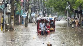 Hujan deras yang mengguyur sejumlah negara bagian di India selama tiga hari terakhir memicu bencana banjir dan tanah longsor, menewaskan sedikitnya 26 orang.