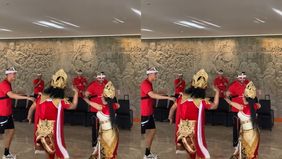 Dua pemain Timnas Indonesia, Jay Idzes dan Jordi Amat diajak menari khas Bali di Bandara I Gusti Ngurah Rai. Hal tersebut menjadi viral di media sosial.