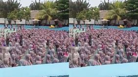 Beredar video memperlihatkan sejumlah ukhti-ukhti sholawatan di dalam kolam renang. Hal tersebut menjadi viral di media sosial.